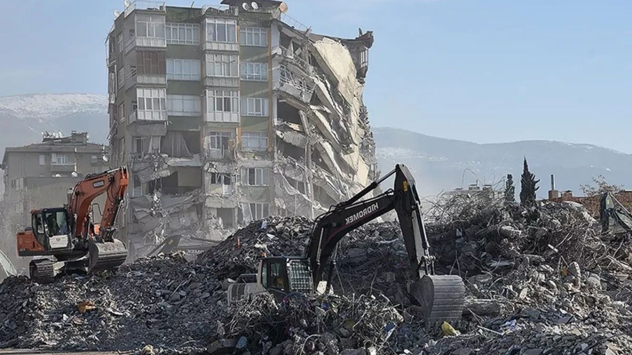 Deprem Oldu. 137 Kişi Hayatını Kaybetti. Binalar Ruhsatsız Çıktı
